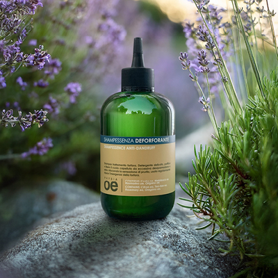 immagine del prodotto dello shampoo deforforante ambientato su sfondo con lavanda